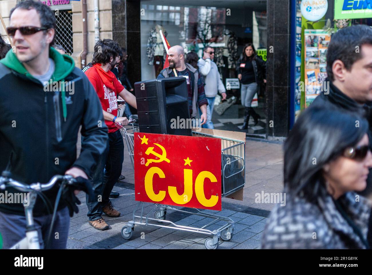 Logroño, La Rioja, España - 01 de mayo de 2018 -Manifestacion por el 1º de mayo, por las calles de Logroño, protestando por las subidas de precios de los productos básicos Foto de stock