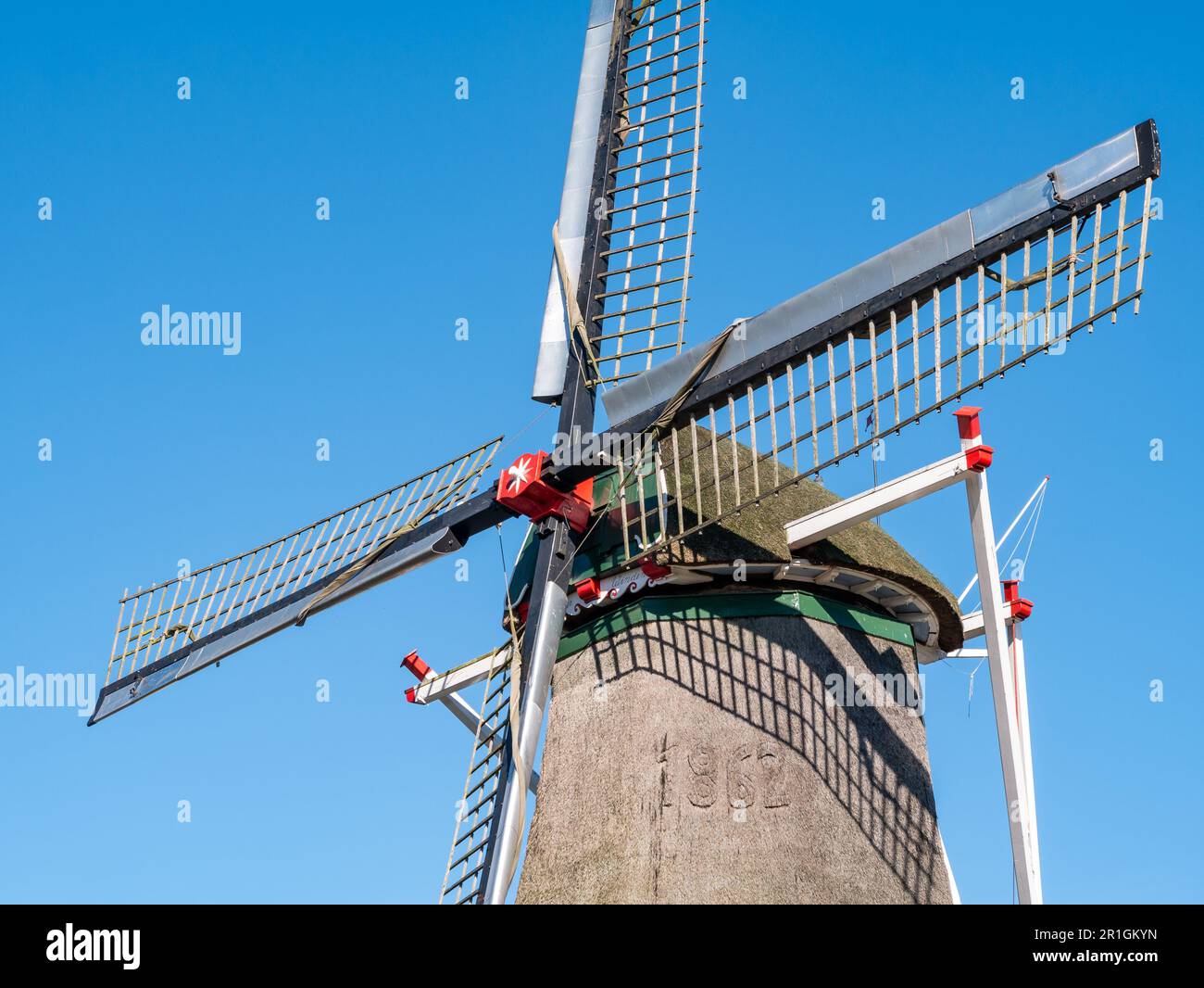 Molino de viento De Vier Winden, un molino de harina octogonal, en Weerselo, Overijssel, Países Bajos Foto de stock