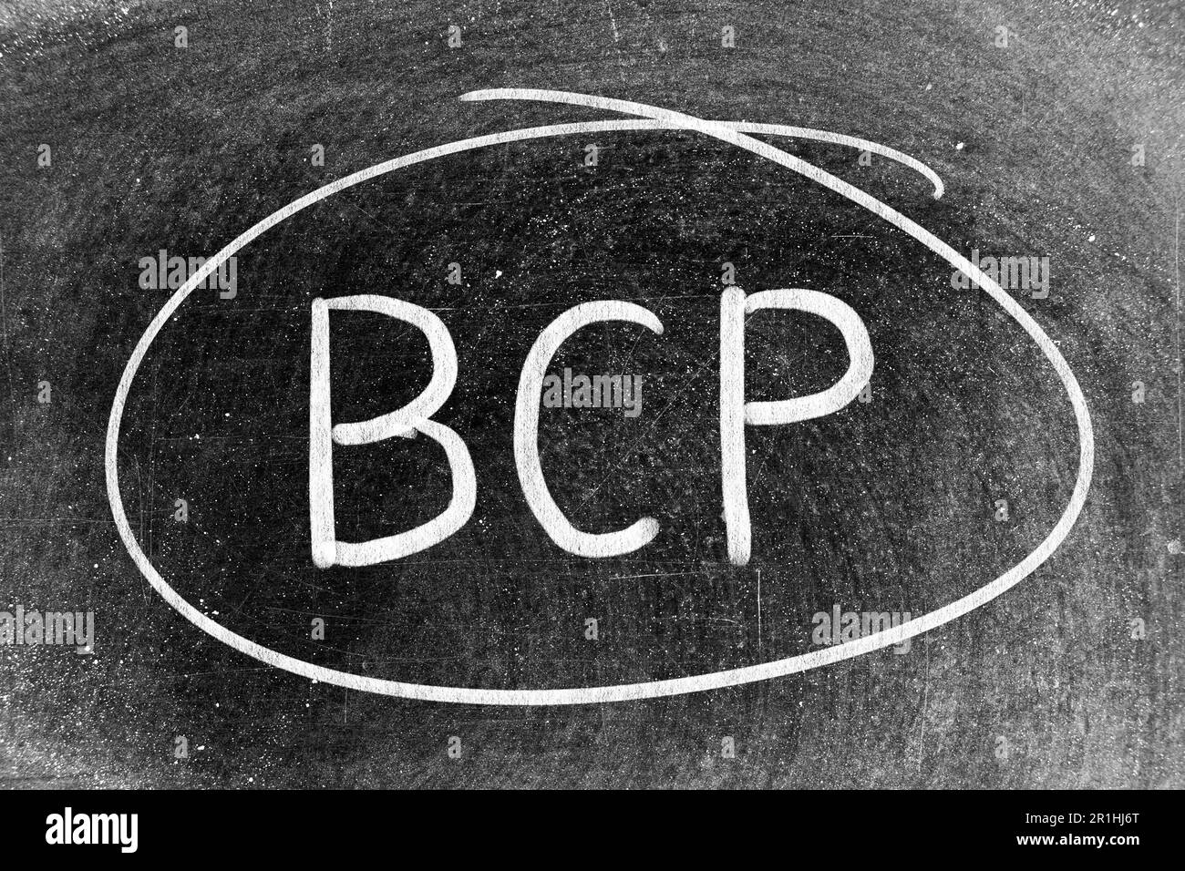 Escritura de la mano de la tiza blanca en la palabra BCP (plan de continuidad del negocio de la abreviatura) y forma del círculo en el fondo de la pizarra Foto de stock