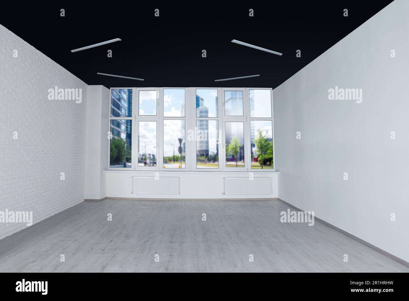 Sala de oficina vacía con techo negro y ventanas limpias. Diseño de  interiores Fotografía de stock - Alamy