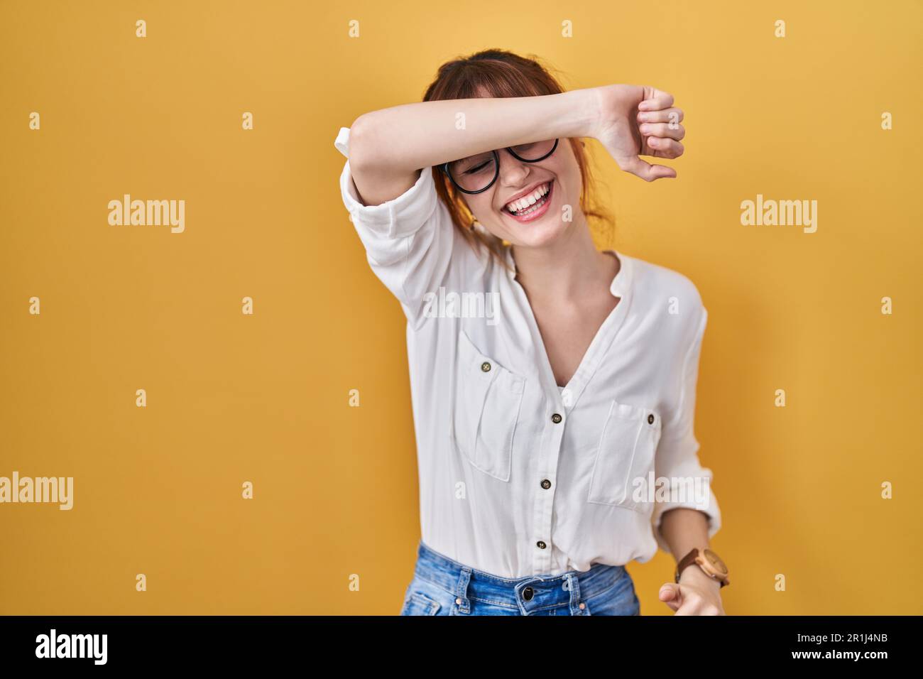 Mujer hermosa joven que lleva camisa casual sobre fondo amarillo que cubre  los ojos con el brazo sonriente alegre y divertido. concepto ciego  Fotografía de stock - Alamy