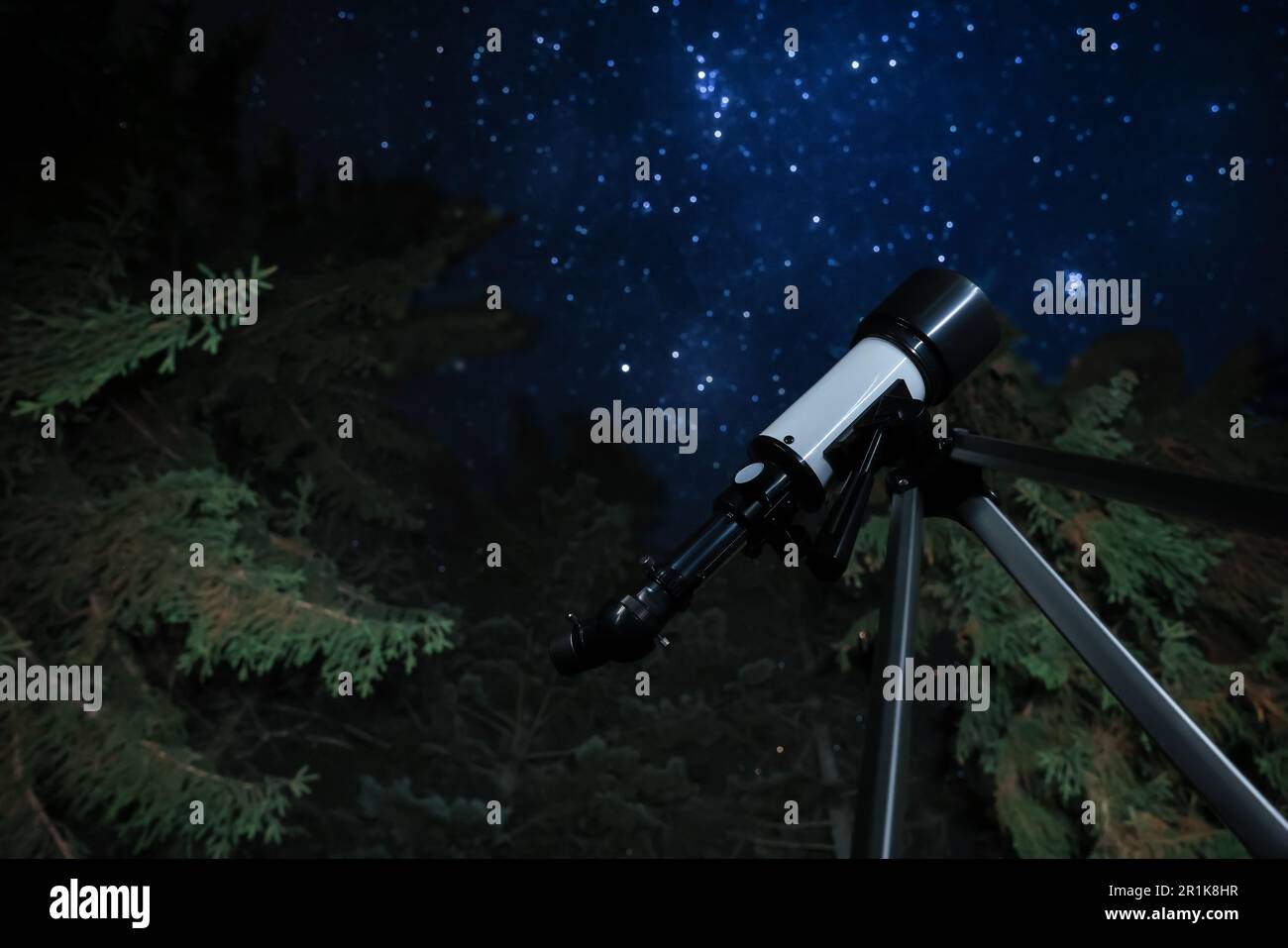 Telescopio moderno en la noche al aire libre, visión de ángulo bajo.  Aprender astronomía Fotografía de stock - Alamy