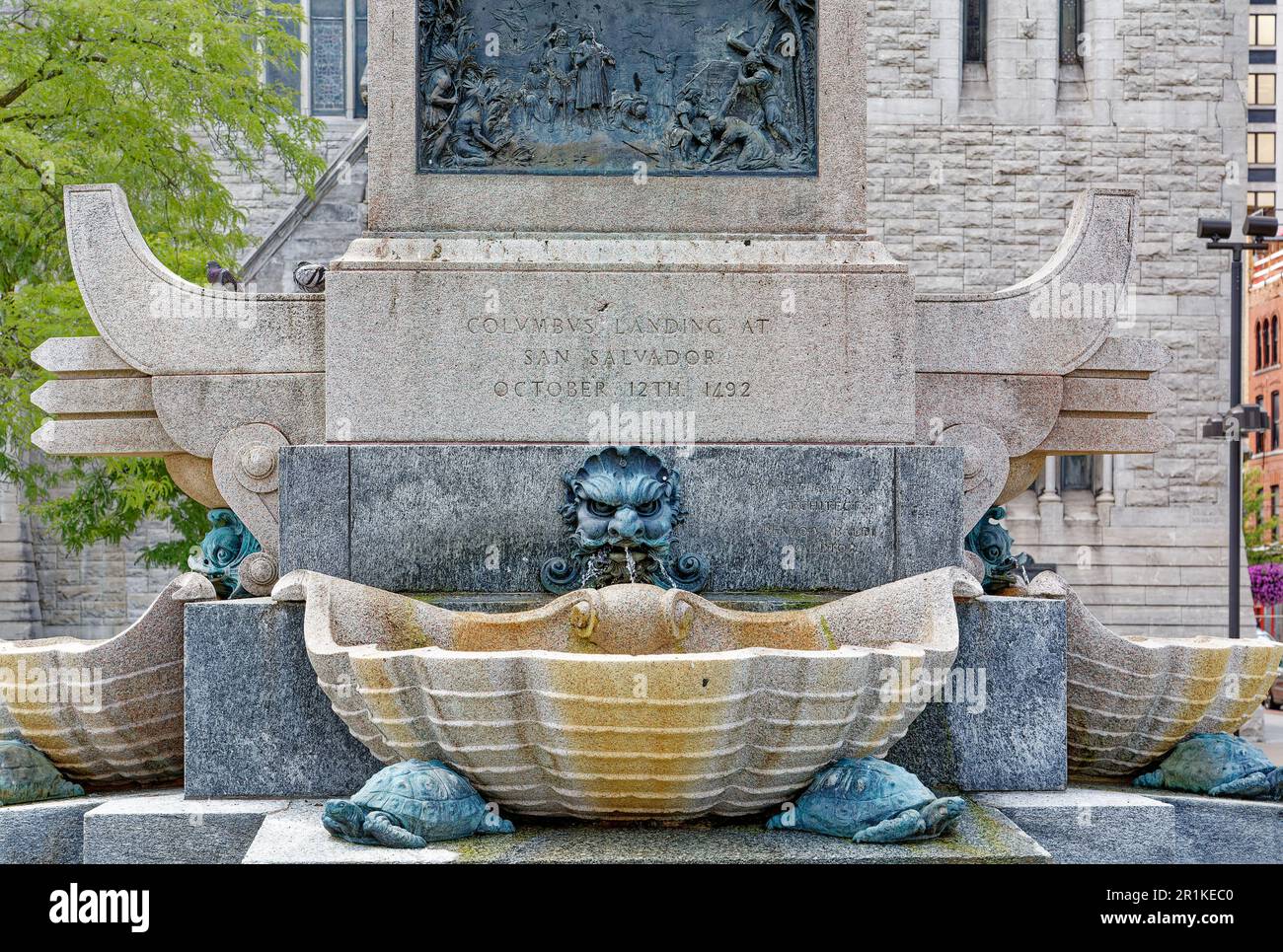 Columbus Circle, con su monumento, fuentes y plaza, es una atracción turística en la intersección de las calles Montgomery, Jefferson y Onondaga. Foto de stock