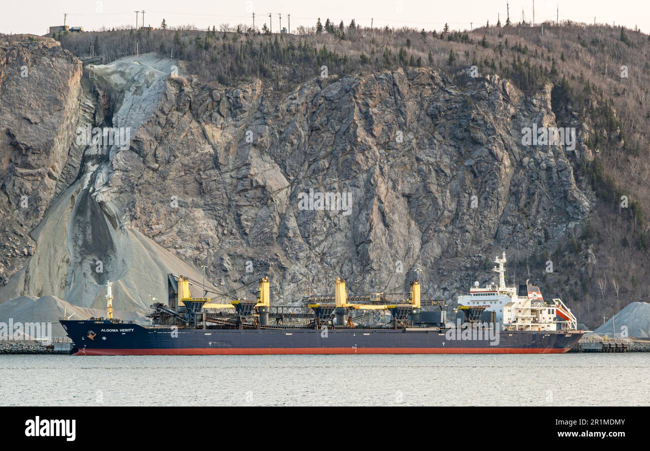 El barco Algoma Verity toma una carga de agregado producido en la