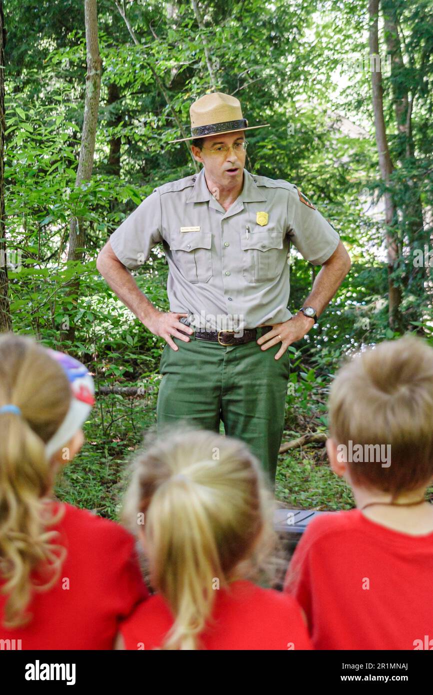 Parque Nacional de las Grandes Montañas Humeantes de Tennessee, uniforme de guarda habla explicando, estudiantes escuchando escuchar, Foto de stock