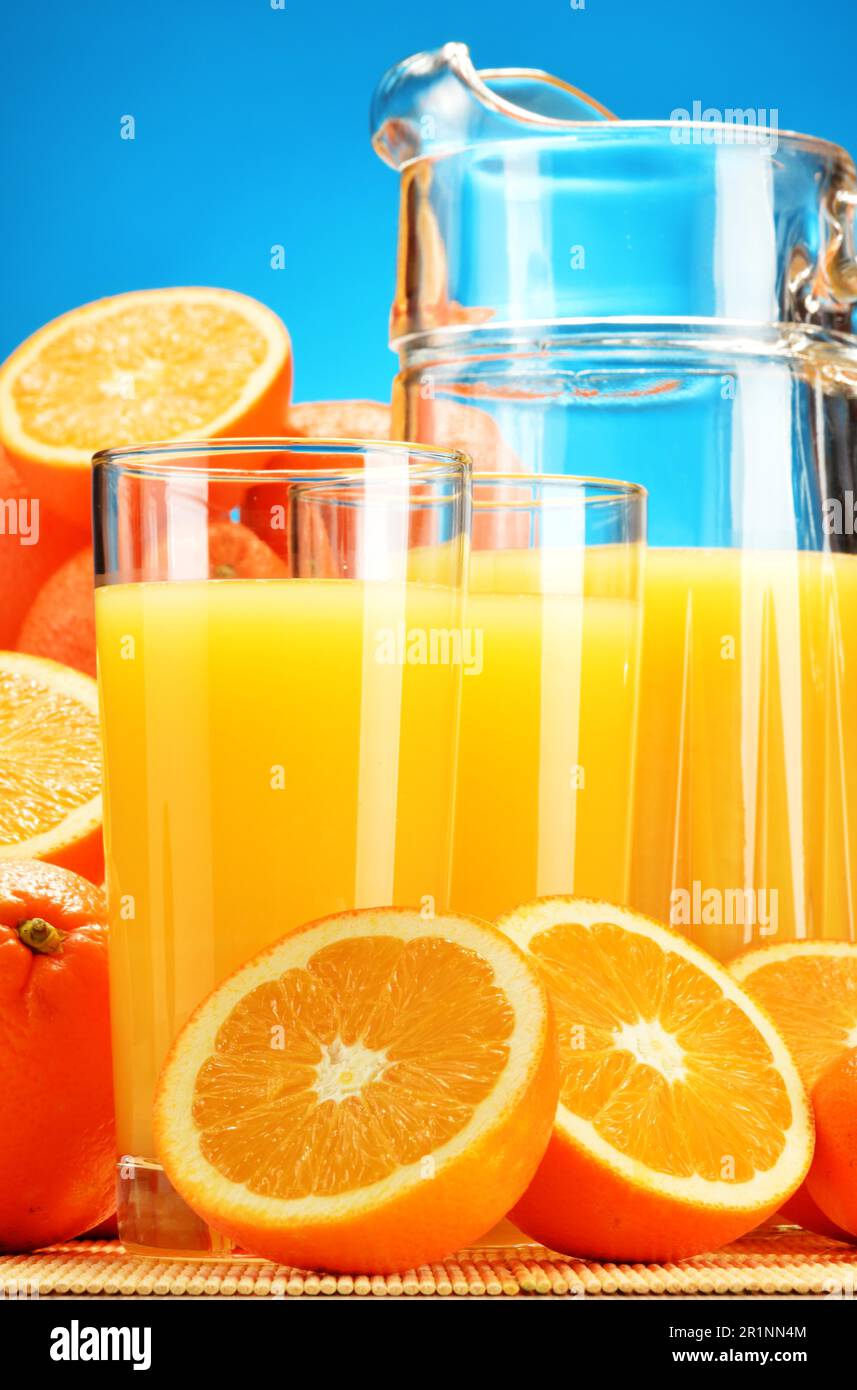 Jarra de agua con rodajas de naranja en la mesa Fotografía de stock - Alamy