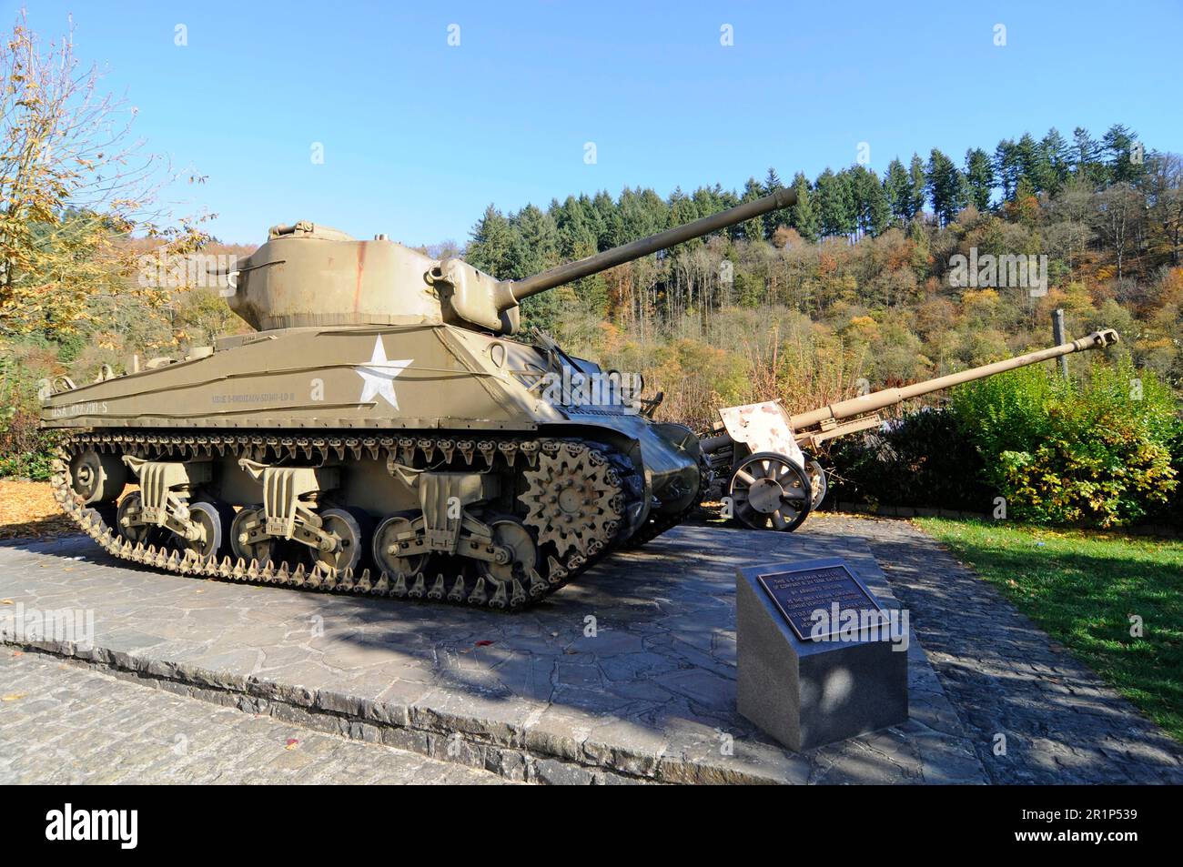 Tanque Sherman, museo de guerra, castillo, castillo, Clervaux, Luxemburgo Foto de stock