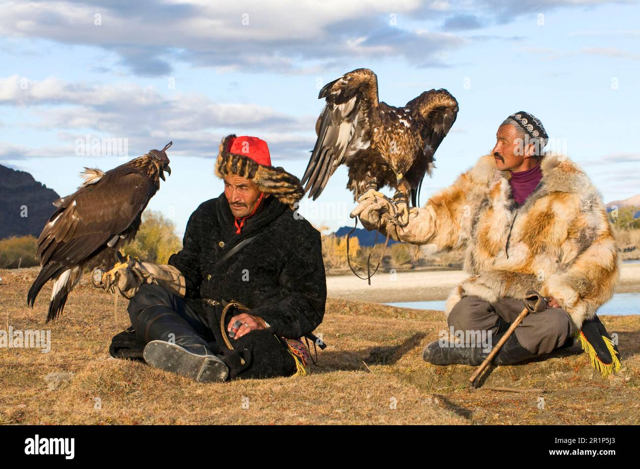 Cazadores kazajos con águilas doradas (Aquila chrysaetos), montañas Altai, Bayan-Ulgii, Mongolia Occidental Foto de stock