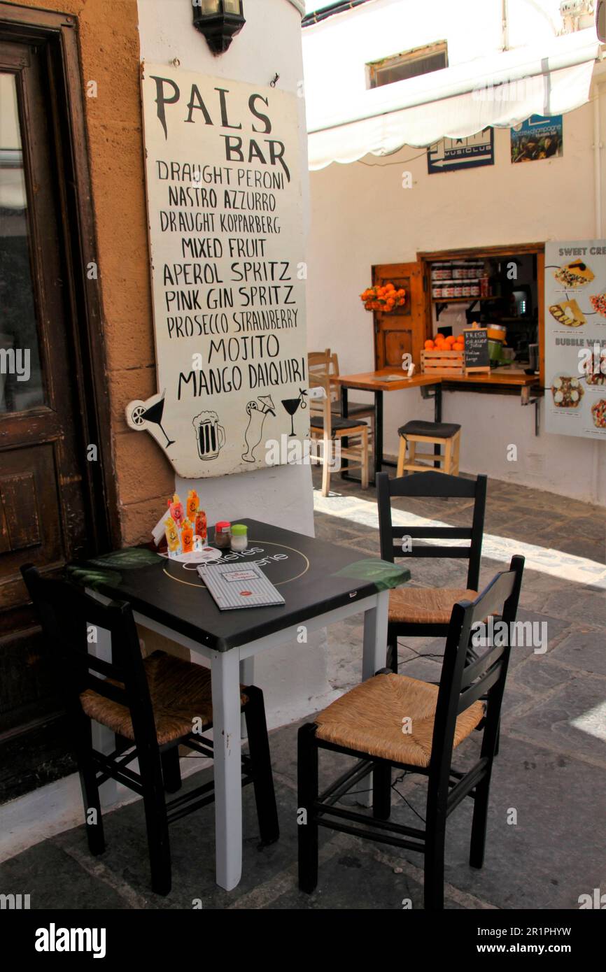 Invitando taberna, local, Lindos, Rodas, Grecia, Europa Foto de stock