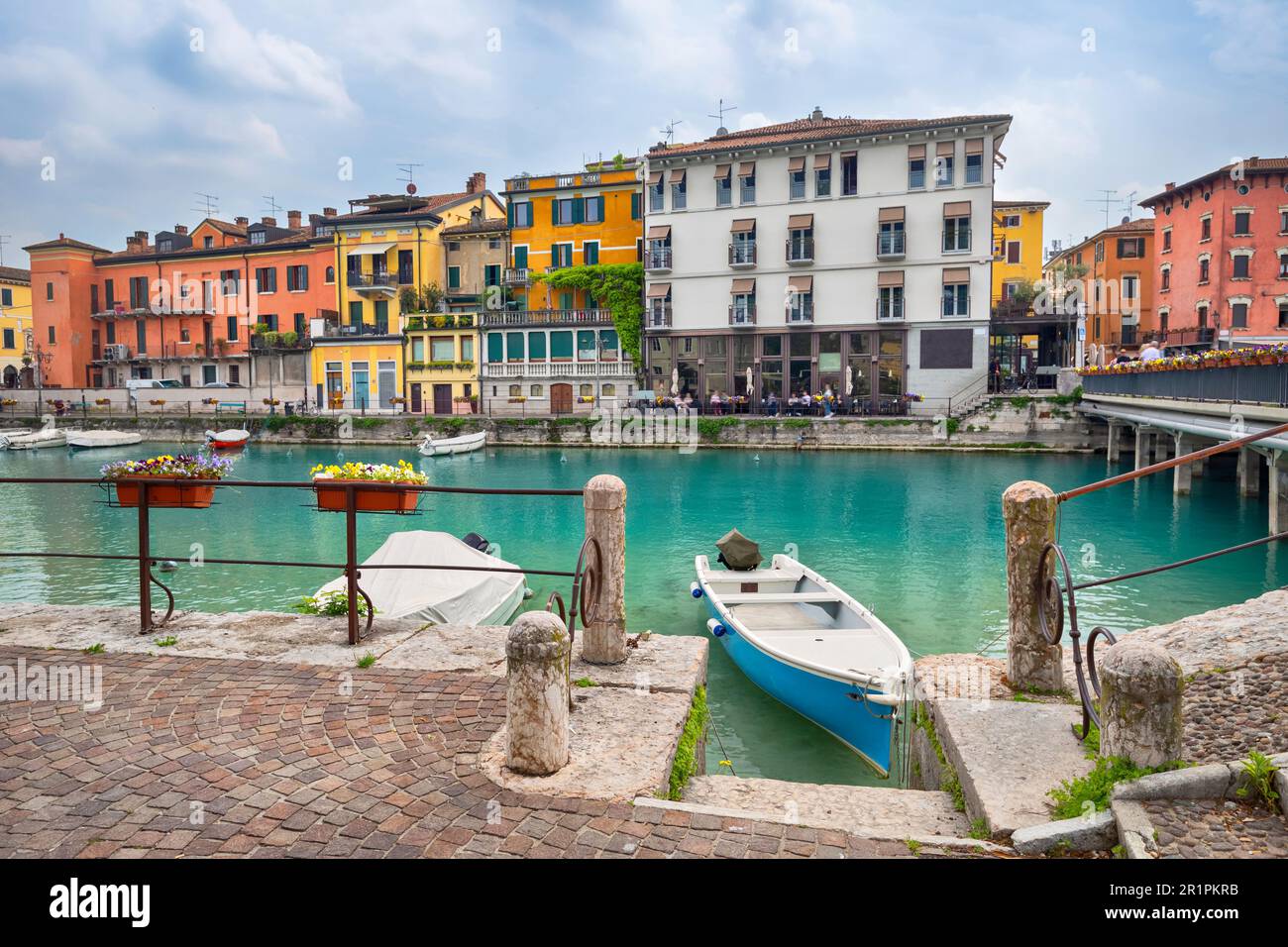 Peschiera del Garda, Italia - Pequeña ciudad histórica fortificada situada en el lago de Garda Foto de stock