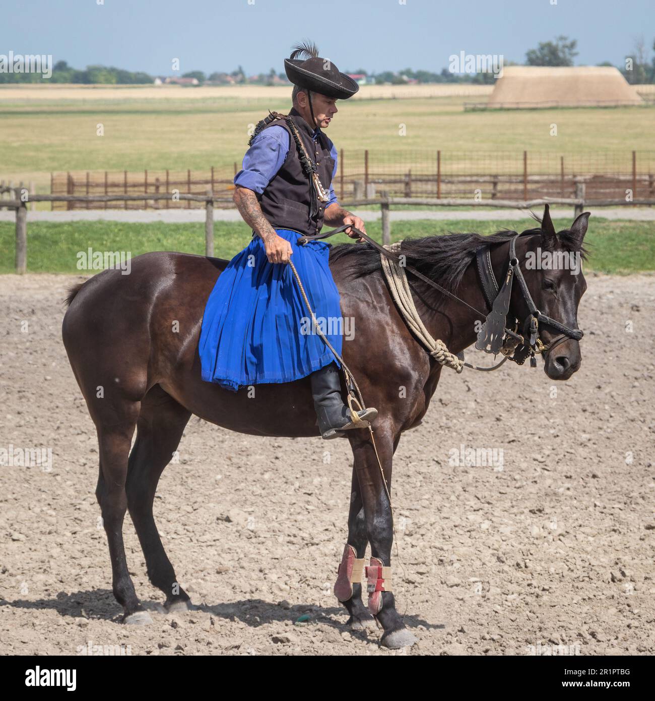 El rancho Puszta cerca de Kolacsa. Los vaqueros de Magyar realizan sus habilidades de caballo para el público.Dentro del Parque Nacional de Hortobágy, Patrimonio de la Humanidad, Hungría Foto de stock