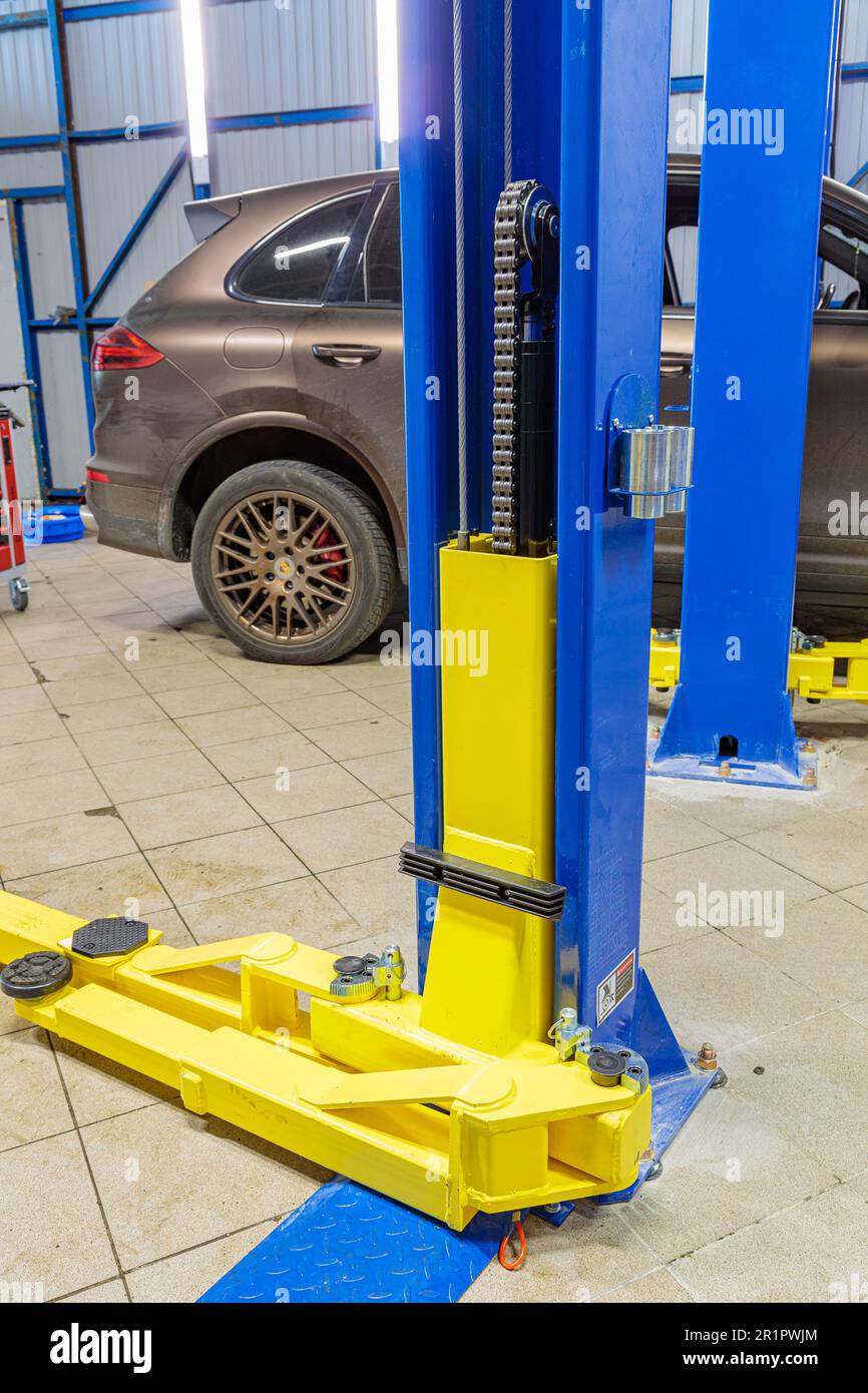 Elevador hidráulico para coches en el taller. Foto de alta calidad  Fotografía de stock - Alamy