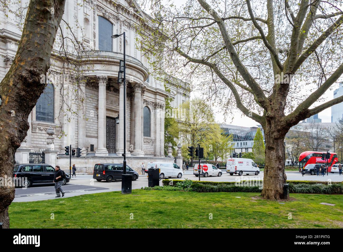 Vista a través de Carter Lane Gardens, Catedral de San Pablo en el fondo, Londres, Reino Unido Foto de stock