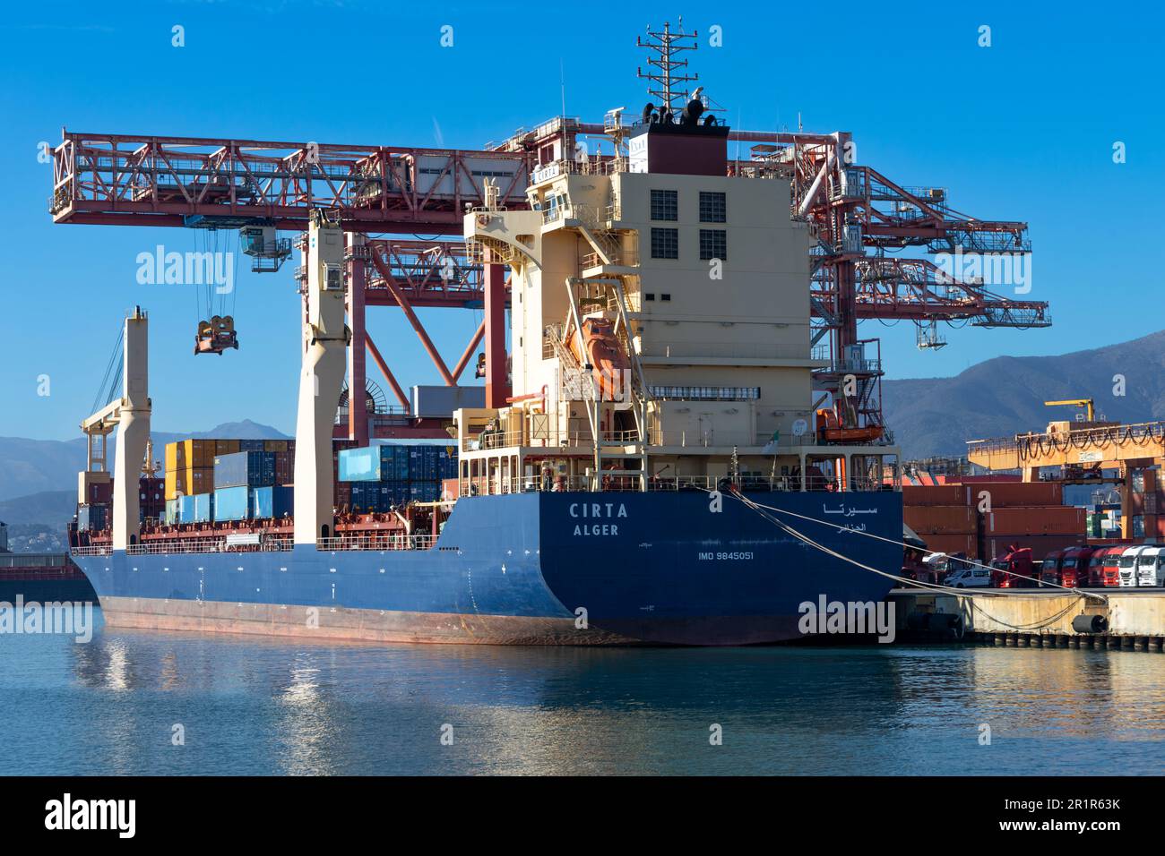 GÉNOVA, ITALIA, 2 DE FEBRERO de 2023 - El barco contaner Cirta Alger amarró en el puerto de Génova, Italia Foto de stock