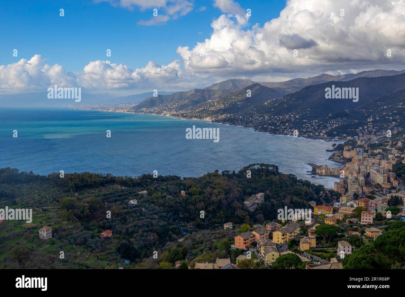 Sobre la vista de Camogli y Liguria riviera, provincia de Génova, Italia Foto de stock