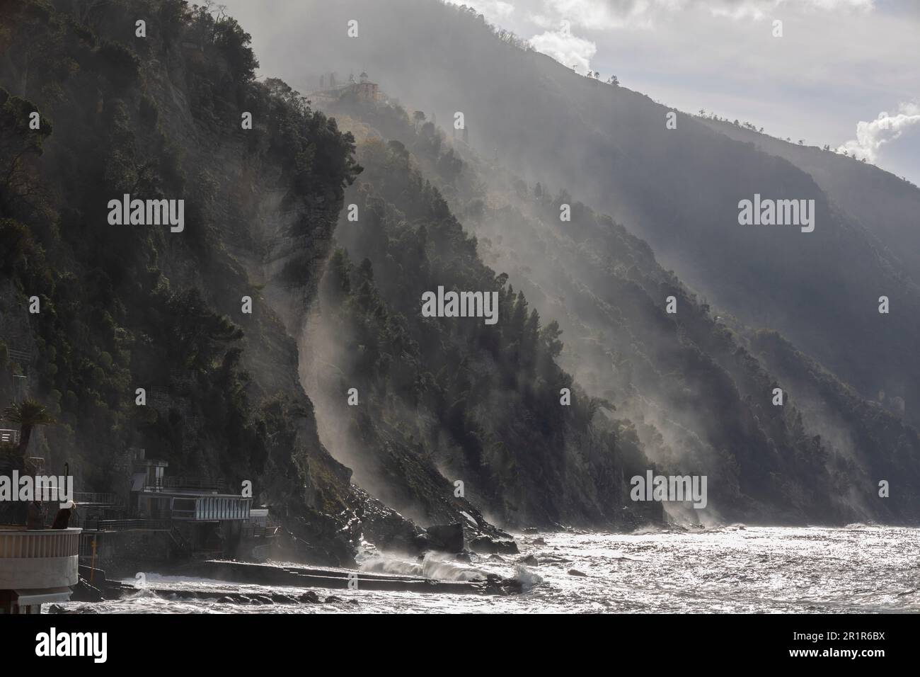 CAMOGLI, ITALIA 18, 2023 - Tormenta de mar en Camogli en invierno, provincia de Génova, Italia Foto de stock