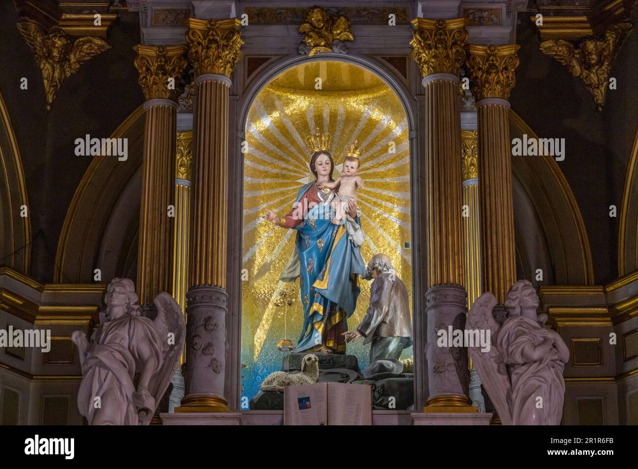 GÉNOVA, ITALIA, 4 DE ENERO de 2023 - La estatua de Nuestra Señora en el altar del Santuario de Nuestra Señora de la Guardia (Madonna della Guardia) en la niebla, en invierno Foto de stock