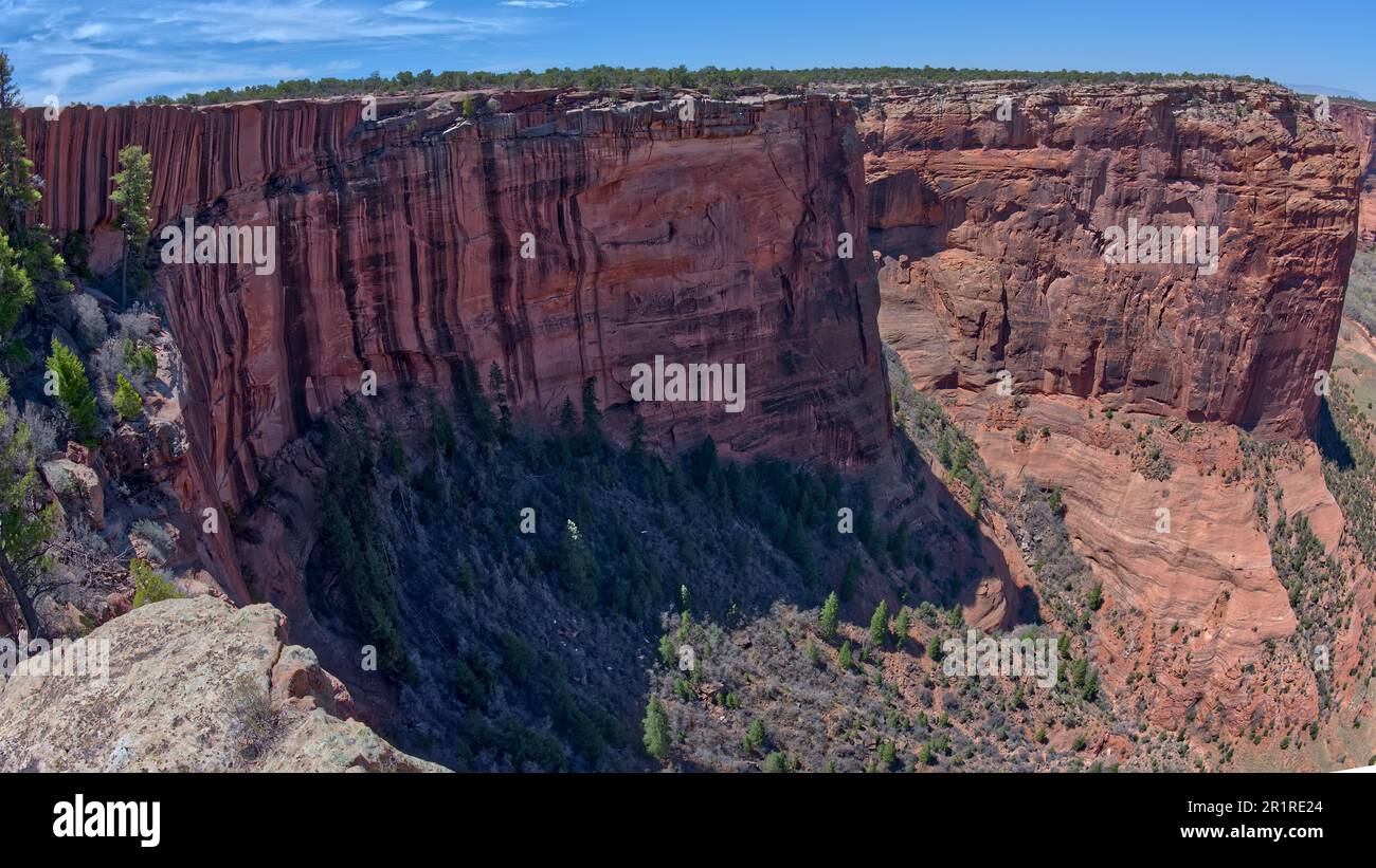 Vista del Monumento Nacional Canyon de Chelly desde el mirador Tseyi, Arizona, EE.UU Foto de stock