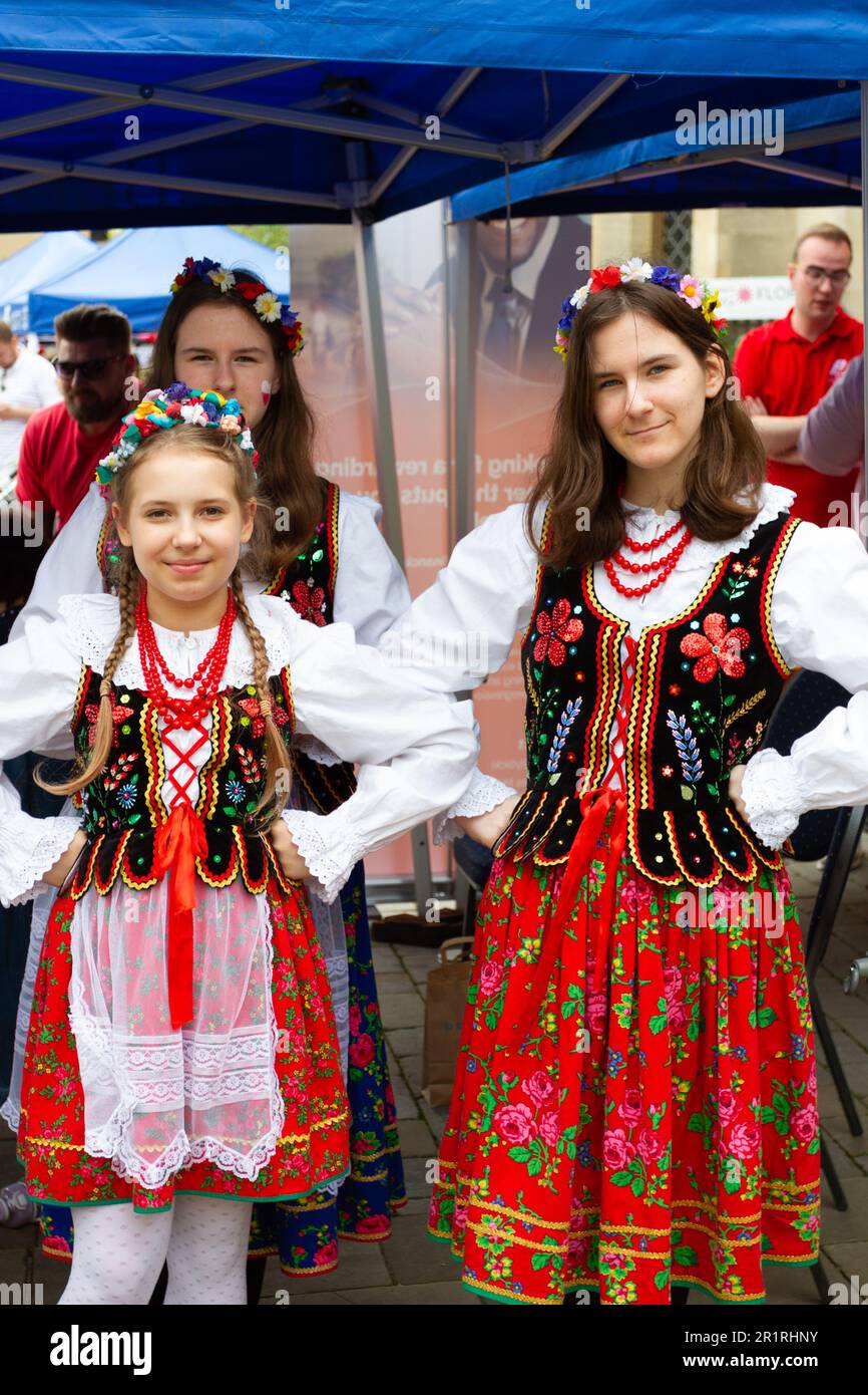 Bedford, Gran Bretaña, Niñas jóvenes con coloridos vestidos polacos tradicionales para el evento del Día de la Herencia Polaca organizado por el Centro Polaco de Integración Británica Foto de stock