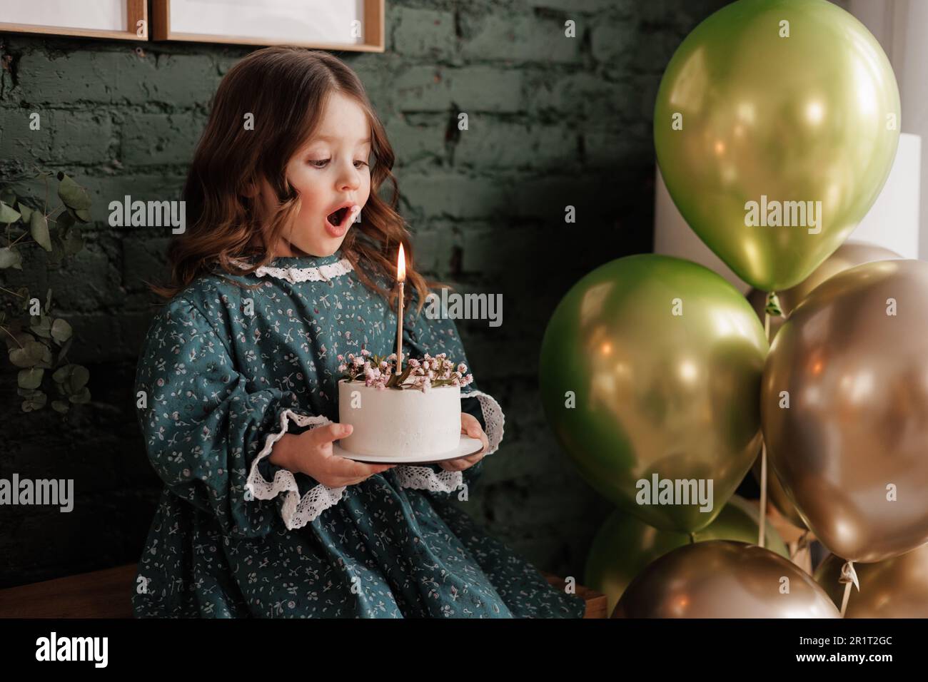 Chica de cumpleaños 4-5 años de edad está celebrando el cumpleaños