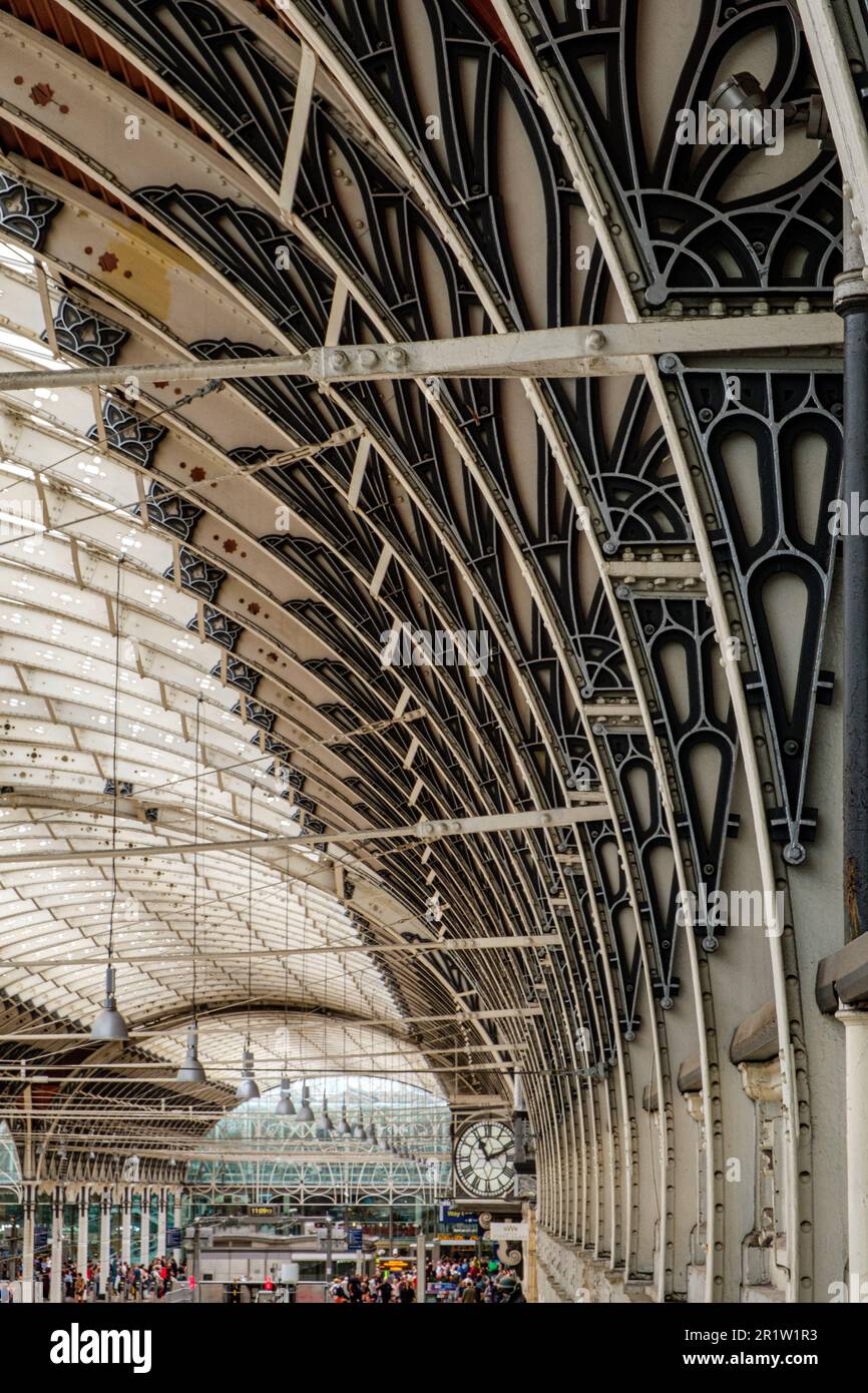 Los adornos de hierro fundido de Wyatt sobre las columnas de hierro forjado  de Brunel, Paddington Station, Londres, Inglaterra Fotografía de stock -  Alamy