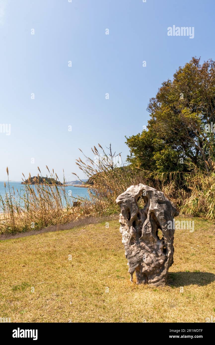 Naoshima, Japón - 29 de marzo de 2023: Escultura pública al aire libre en Naoshima Art Island en Kagawa, Japón Foto de stock