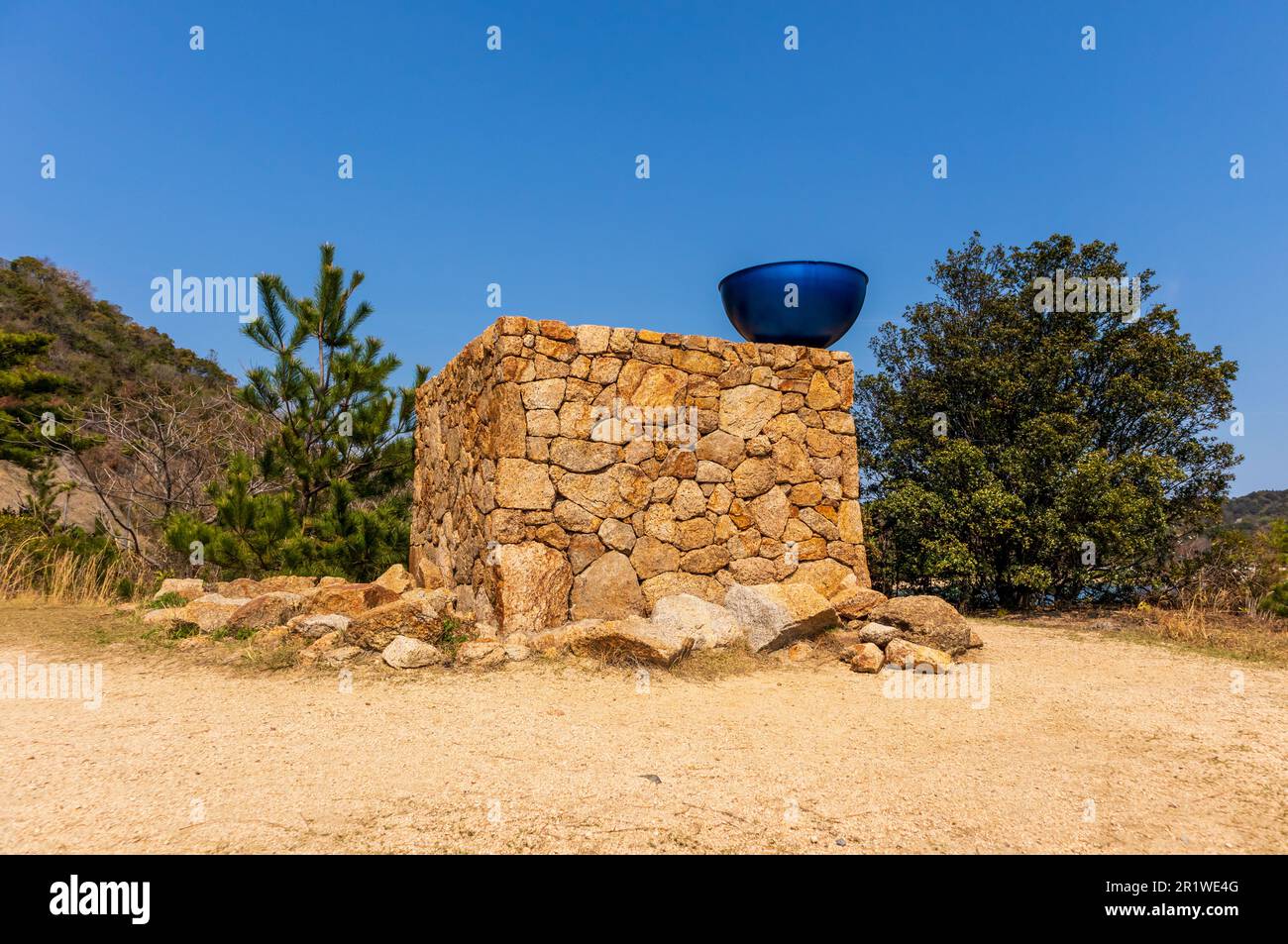 Naoshima, Japón - 29 de marzo de 2023: Escultura pública al aire libre en Naoshima Art Island en Kagawa, Japón Foto de stock