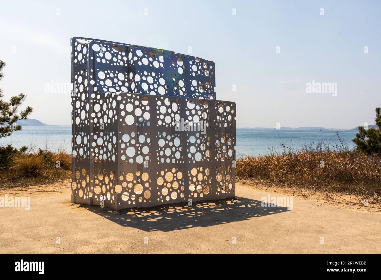 Naoshima, Japón - 29 de marzo de 2023: Escultura pública al aire libre en Naoshima Art Island en Kagawa, Japón Foto de stock