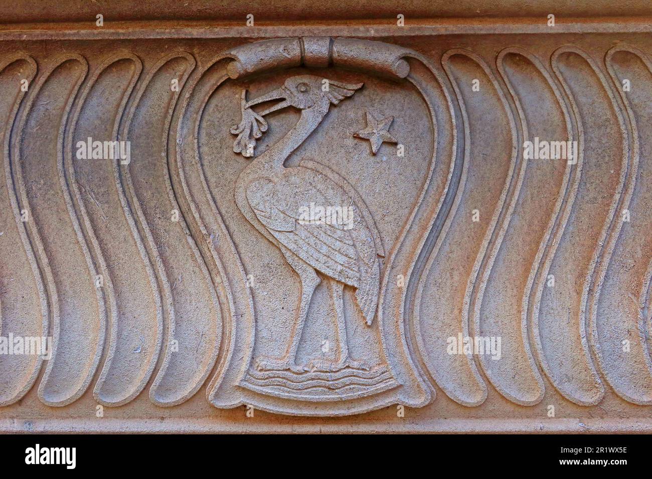 Pájaro de hígado en relieve de piedra, en el edificio de oficinas de Martins Bank, Water Street, Liverpool, Merseyside, Inglaterra, REINO UNIDO, L2 3SP Foto de stock