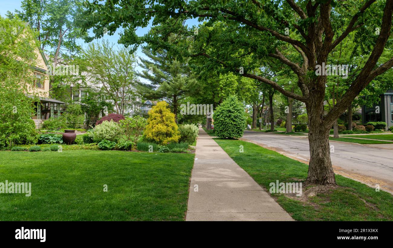 Escena primaveral en North Kenilworth Avenue, Frank Lloyd Wright Historic District, Oak Park, Illinois. Foto de stock