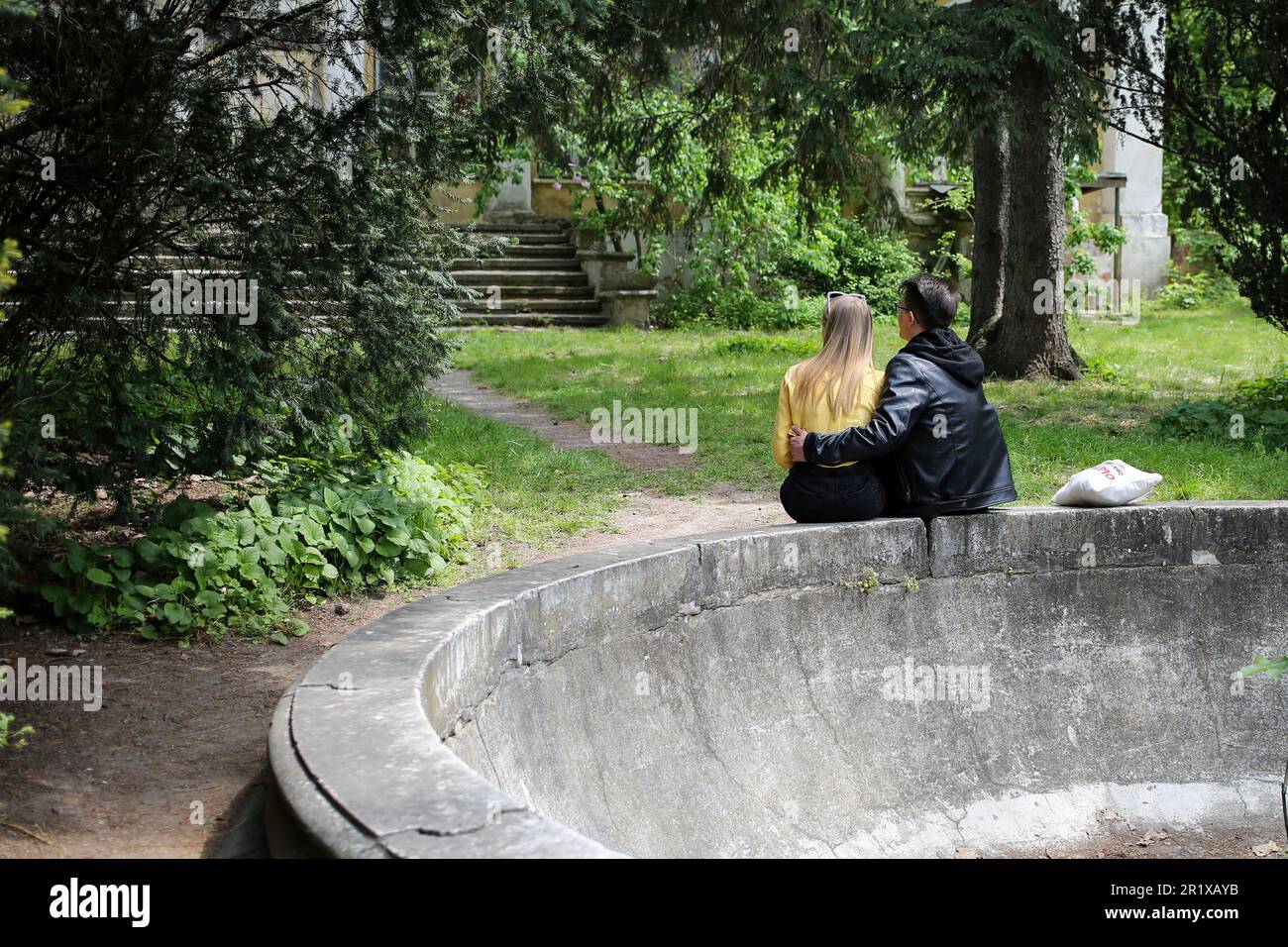 Una pareja se sienta en un viejo matorral de la fuente en el Jardín Botánico de Odessa (Jardín Botánico de la Universidad Nacional de Odessa llamado así por Ilya Mechnikov). Jardín Botánico de Odessa (Jardín Botánico de la Universidad Nacional de Odessa Ilya Mechnikov) Más de 3.000 tipos de especies verdes se presentan en el territorio del jardín con un área de aproximadamente 16 hectáreas. El jardín es una subdivisión educativa de la Facultad de Biología de la Universidad, sobre su base se realizan trabajos de diploma y término anualmente, el personal científico del jardín participa en el proceso educativo. La vanguardia Foto de stock