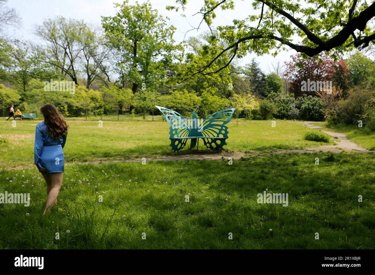 13 de mayo de 2023, Odessa, Ucrania: Una niña camina en el Jardín Botánico de Odessa (Jardín Botánico de la Universidad Nacional de Odessa llamado Ilya Mechnikov). Jardín Botánico de Odessa (Jardín Botánico de la Universidad Nacional de Odessa Ilya Mechnikov) Más de 3.000 tipos de especies verdes se presentan en el territorio del jardín con un área de aproximadamente 16 hectáreas. El jardín es una subdivisión educativa de la Facultad de Biología de la Universidad, sobre su base se realizan trabajos de diploma y término anualmente, el personal científico del jardín participa en el proceso educativo. El jardín es Foto de stock