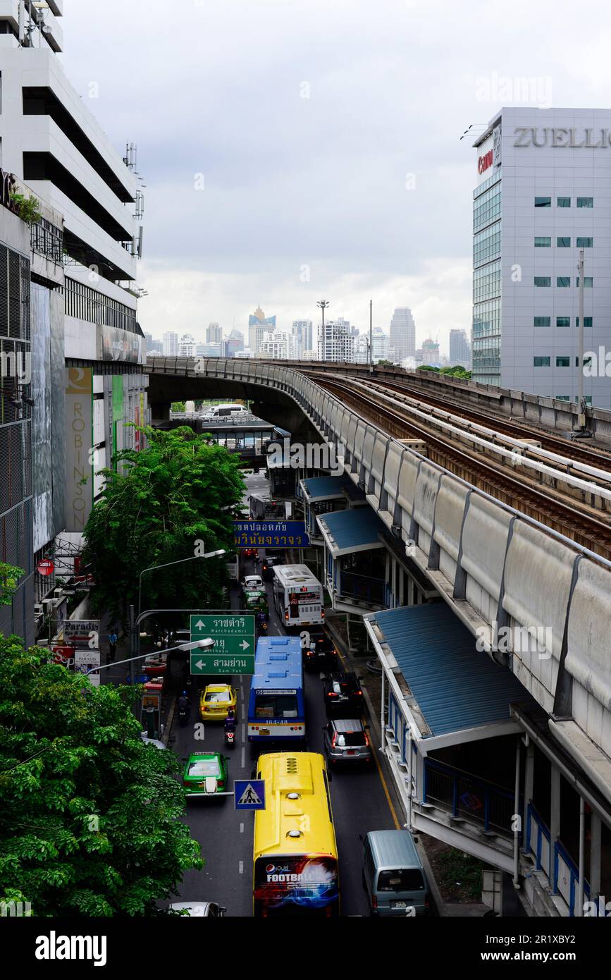El BTS Skytrain sobre Silom Road en la estación Sala Daeng. Bangkok,  Tailandia Fotografía de stock - Alamy