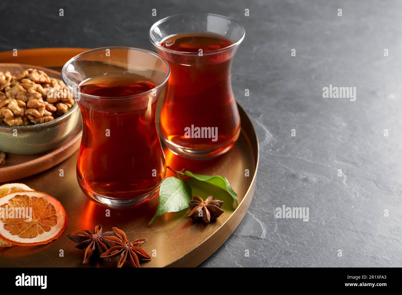 Una tetera turca clásica, festiva y ornamentada, dos vasos y delicias turcas  tradicionales en una bandeja con iluminación suave con espacio de copia a  la izquierda Fotografía de stock - Alamy