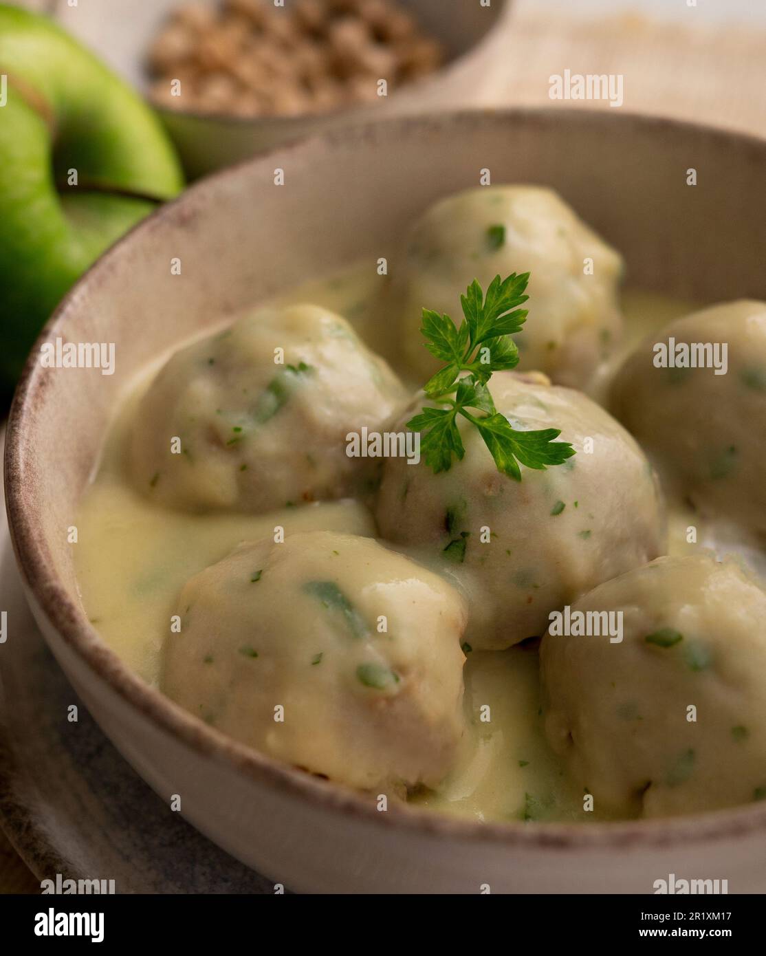 Bolas de carne caseras con salsa de vino en un restaurante en España. Foto de stock