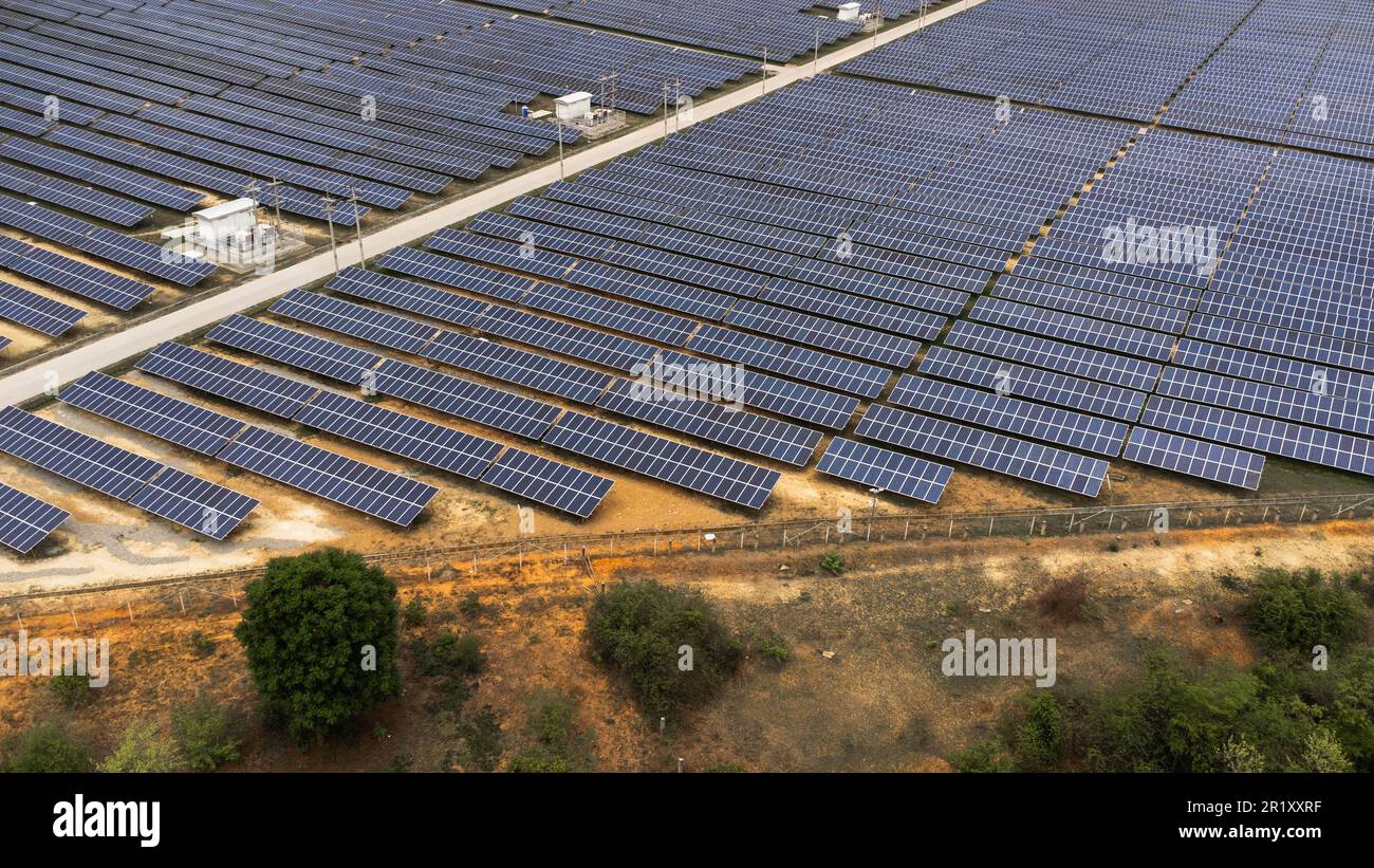 Vista superior en paneles de energía solar fotovoltaica. Drone vista aérea de los generadores de energía del sistema de paneles solares del sol. Fuentes de energía alternativas - The Conc Foto de stock