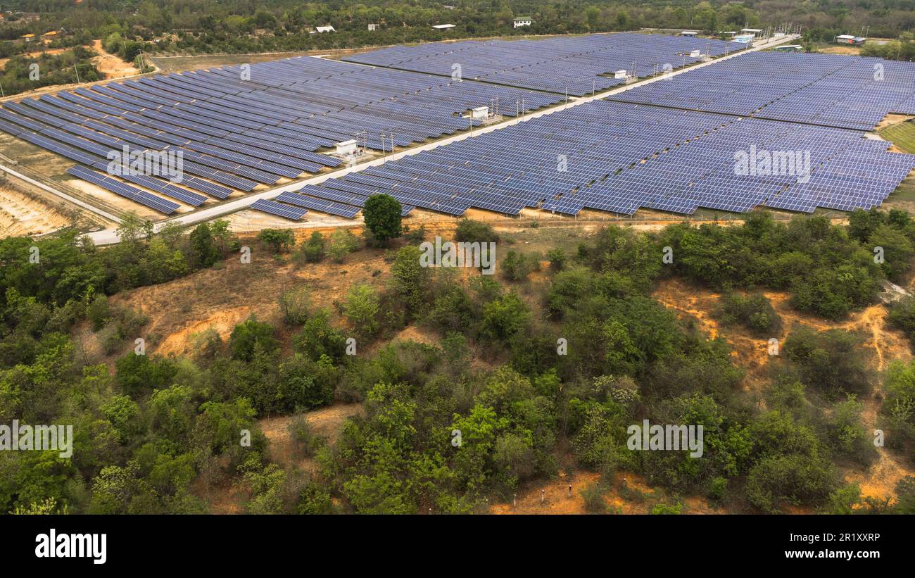 Vista superior en paneles de energía solar fotovoltaica. Drone vista aérea de los generadores de energía del sistema de paneles solares del sol. Fuentes de energía alternativas - The Conc Foto de stock