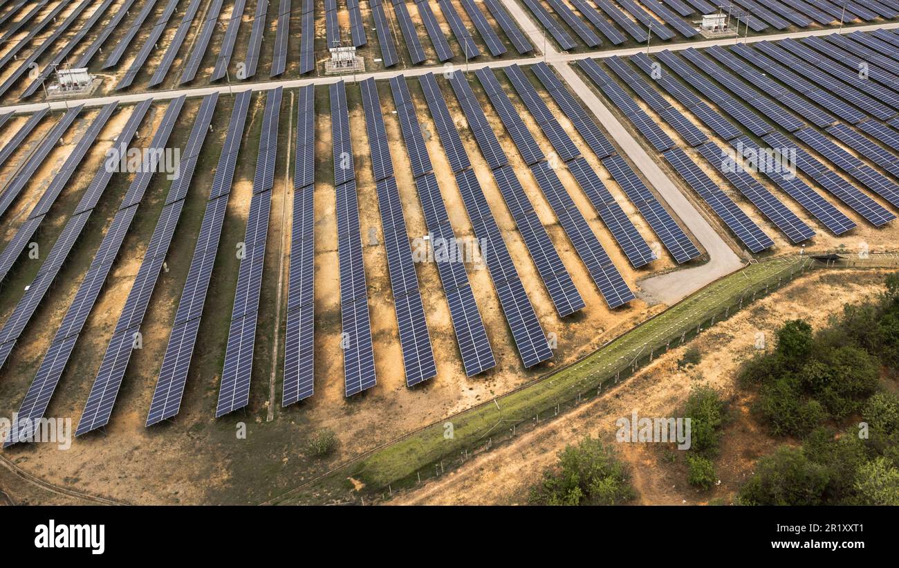 Vista superior en paneles de energía solar fotovoltaica. Drone vista aérea de los generadores de energía del sistema de paneles solares del sol. Fuentes de energía alternativas - The Conc Foto de stock