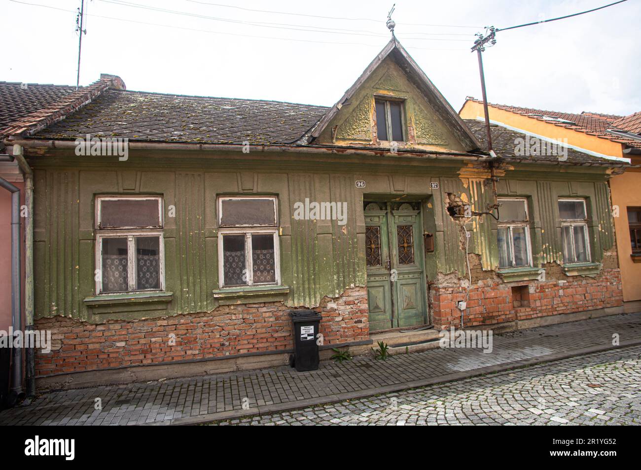 Casa abandonada en el antiguo barrio pesquero (Rybarny) de la ciudad de Uherske Hradiste Foto de stock
