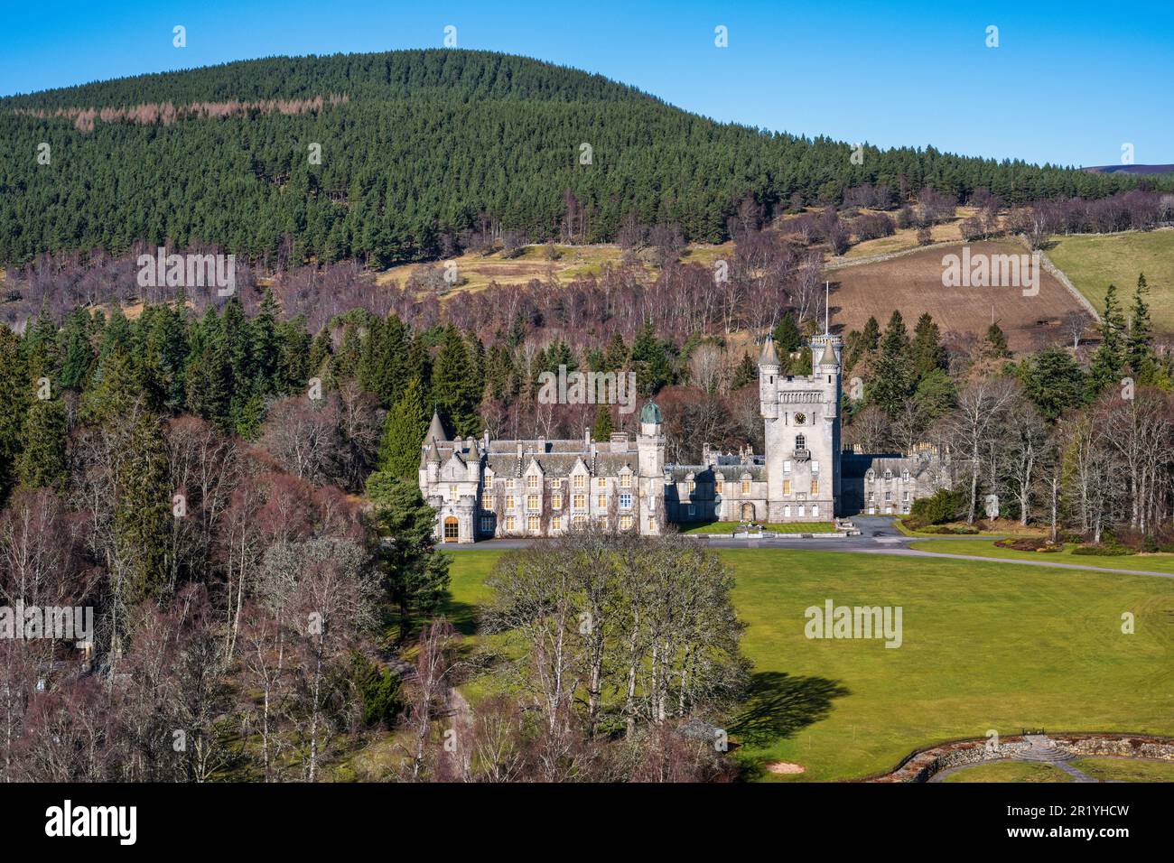 Vista del castillo de Balmoral, residencia de la familia real británica, en Royal Deeside en Aberdeenshire, Escocia, Reino Unido Foto de stock