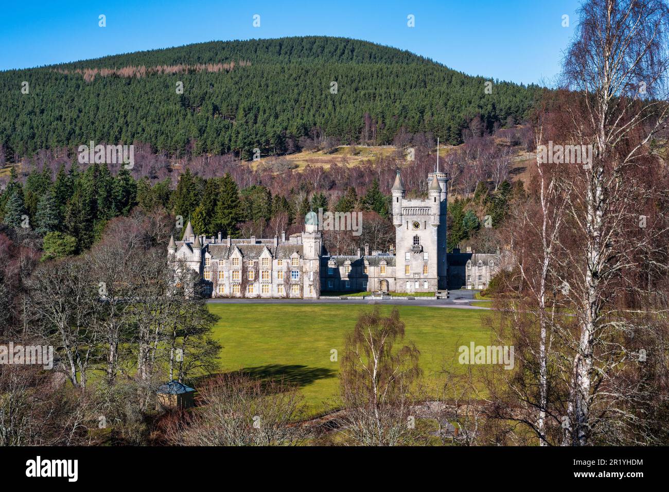 Vista del castillo de Balmoral, residencia de la familia real británica, en Royal Deeside en Aberdeenshire, Escocia, Reino Unido Foto de stock