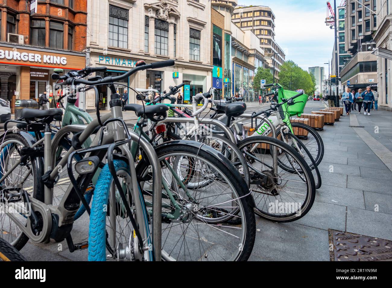 Bicicletas en los bastidores de bicicletas en el pavimento en Tottenham Court Road en Londres, Reino Unido Foto de stock