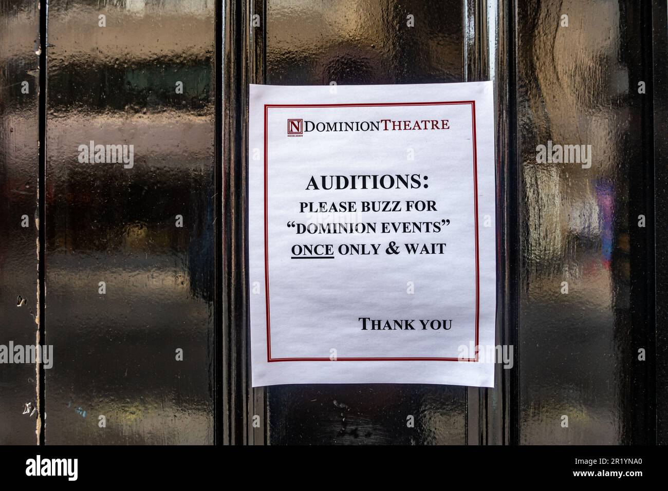 Fíjate en una puerta trasera negra del Teatro Dominion en Londres, Reino Unido, diciendo a la gente que llega para audiciones que haga sonar la campana una vez. Foto de stock