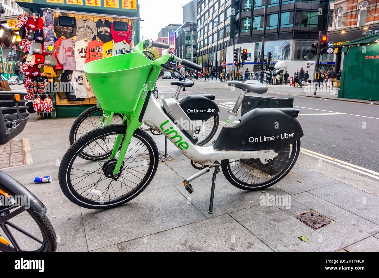 Bicicletas de alquiler Lime en el pavimento junto a Tottenham Court Road en Londres, Reino Unido Foto de stock