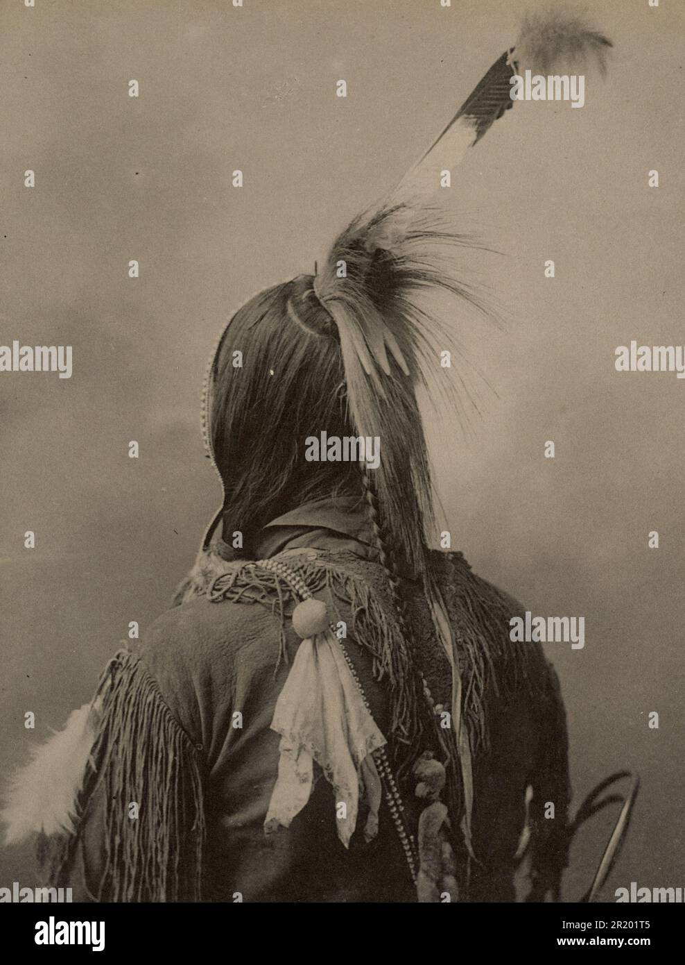 Indio, Omaha, gorro danzante y ornamento del pelo, pluma, después de una foto de F.A.Rinehart, 1899, Omaha son una tribu india norteamericana de la rama Dhegiha de la familia de la lengua sioux, Histórico, restaurada digitalmente reproducción de un original de la época / Indianer, Omaha, Tanzhaube und Haarschmuck, Feder, El nombre de F.A.Rinehart, 1899, Omaha se encuentra en la fábrica de la fábrica de la joyería de la familia de la joyería, la historia, la restauración digital de la fábrica de la fábrica de la fábrica de cerveza de la fábrica Foto de stock