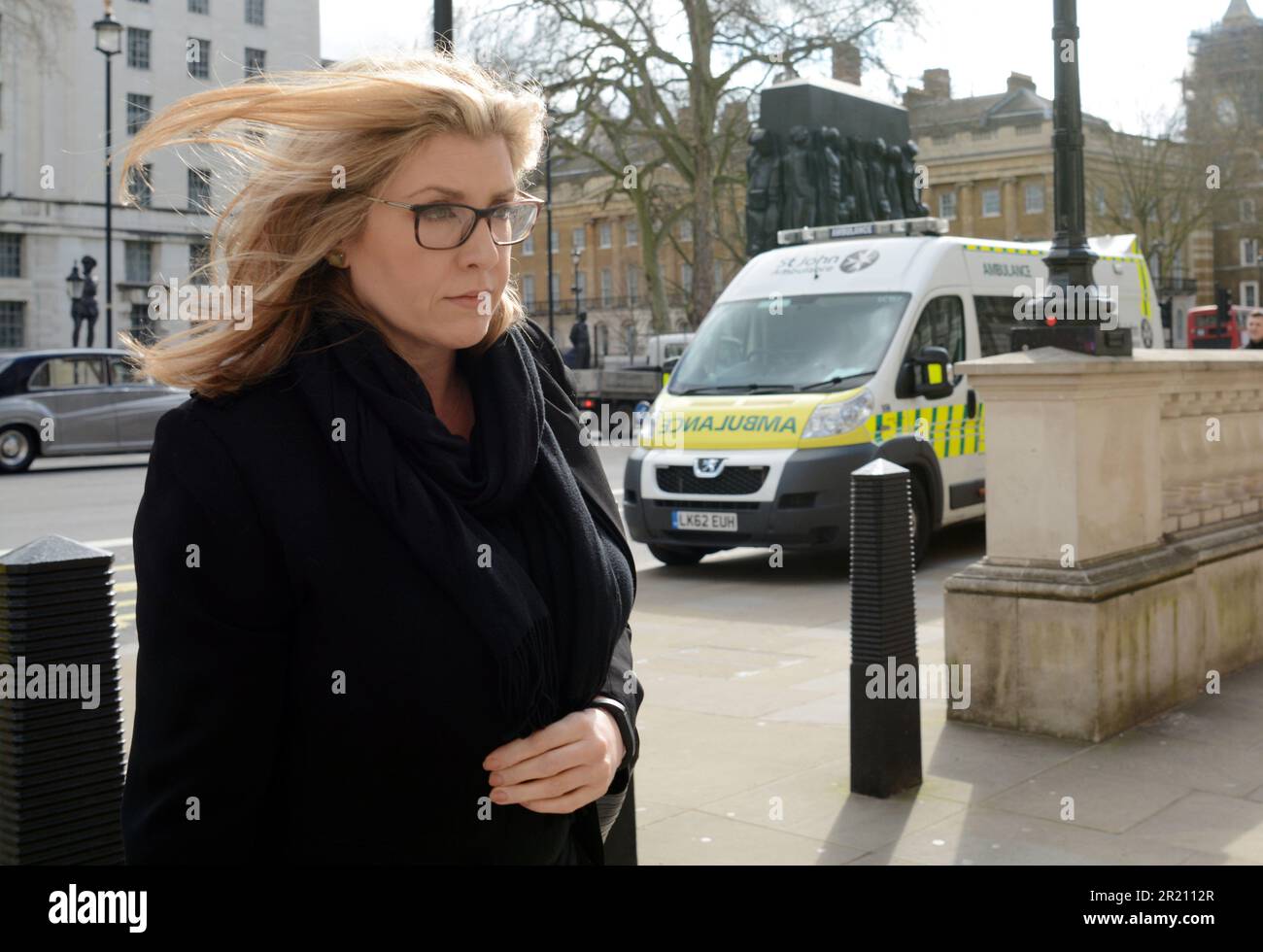 Penny Mordaunt, Paymaster General, llega a las afueras de la oficina del gabinete en Whitehall, Londres, antes de una reunión de emergencia de COBRA mientras crece la preocupación por el brote de coronavirus COVID-19. Lunes 16/03/2020 Foto de stock