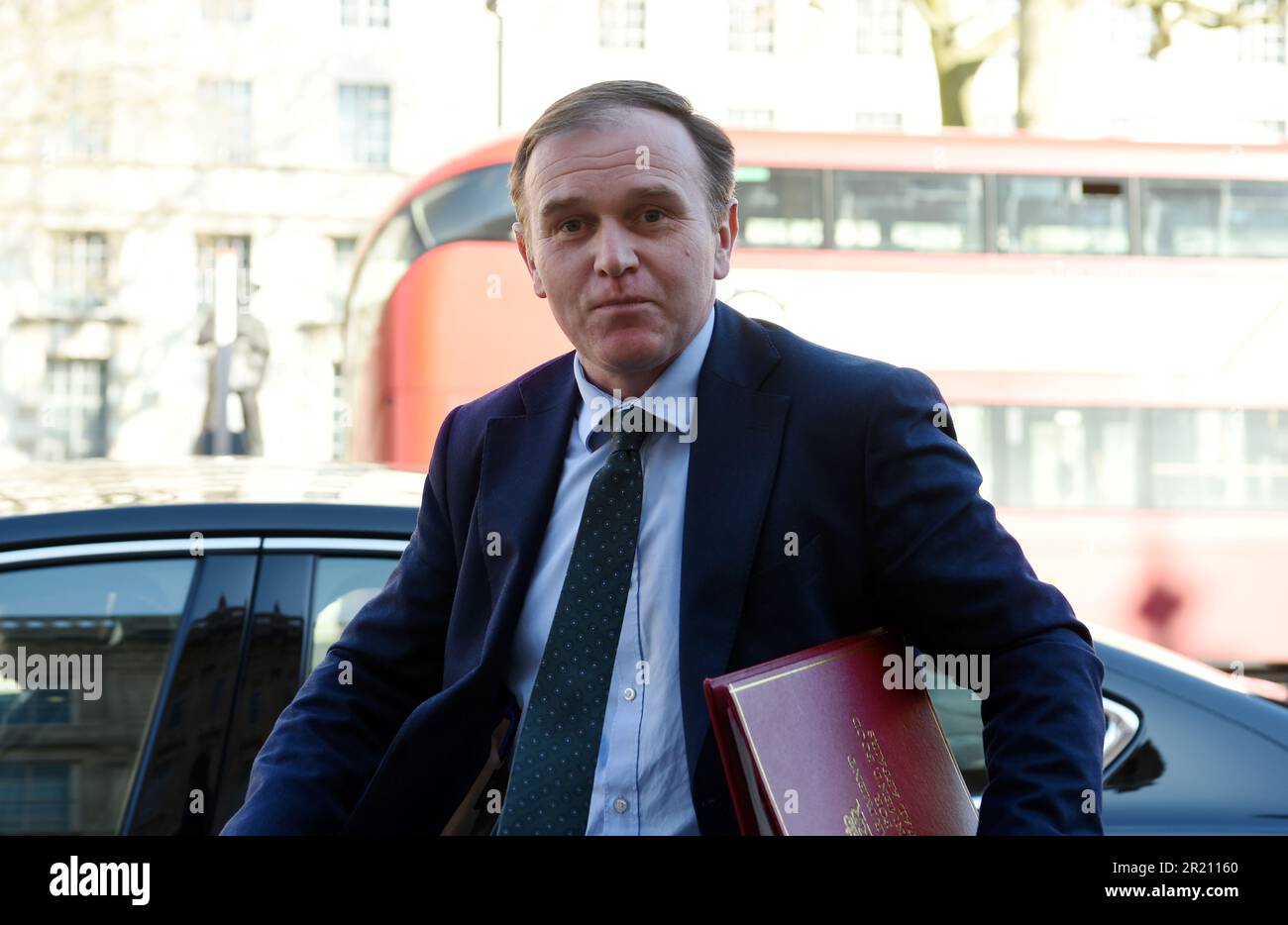 George Eustice, secretario de Medio Ambiente, llega a la oficina del gabinete en Whitehall, Londres, antes de una reunión de emergencia de COBRA, mientras crece la preocupación por el brote de coronavirus COVID-19. Lunes 16/03/2020 Foto de stock