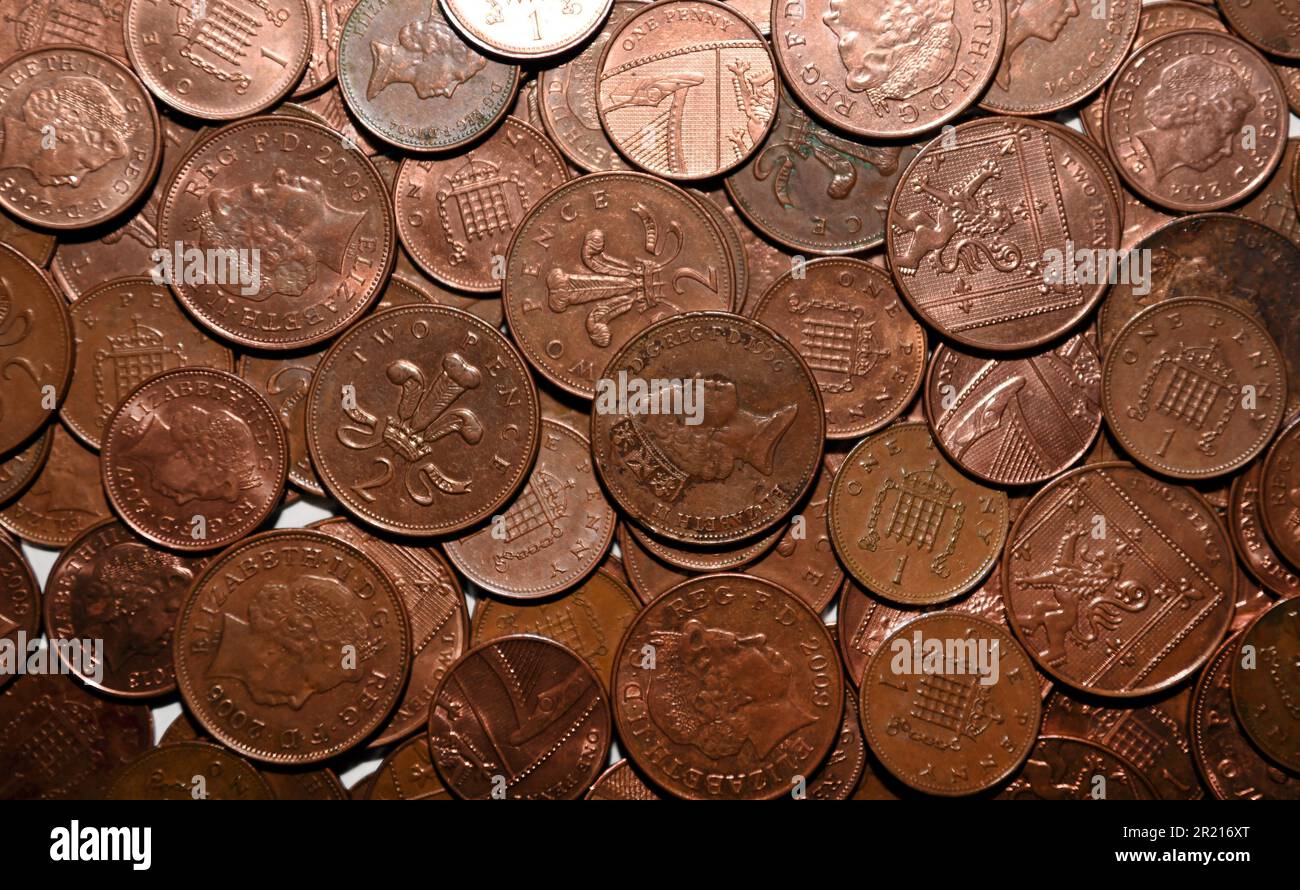 Peniques - monedas de uno y dos peniques emitidas en el Reino Unido Foto de stock