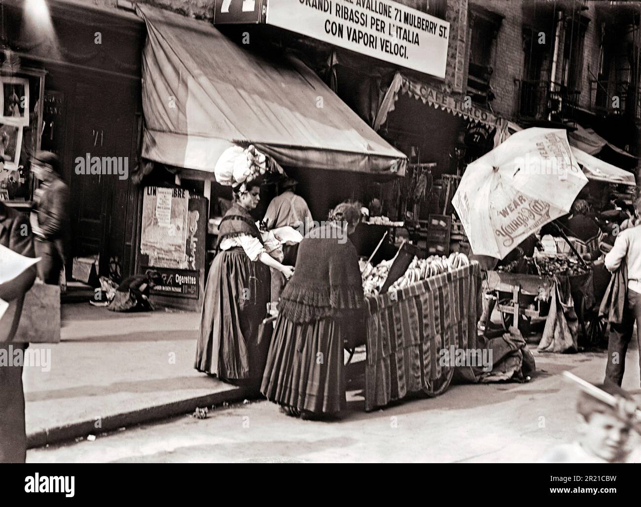 Estados Unidos Nueva York - Mercado italiano en Mulberry Street entre 1900 -1910 Foto de stock