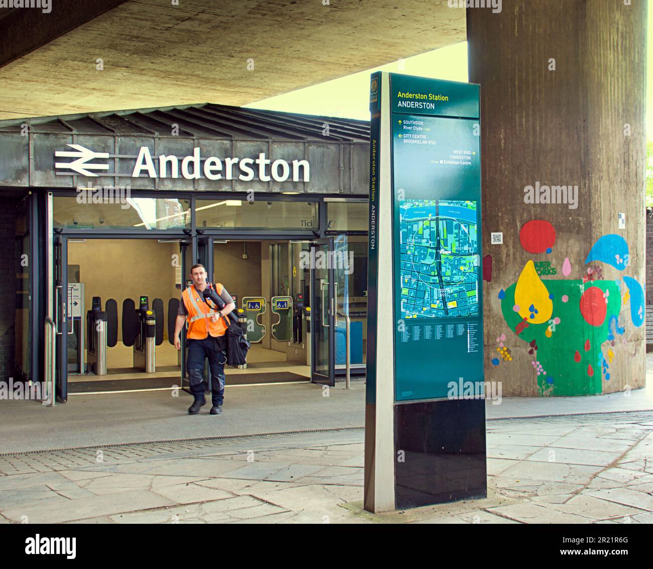 trabajador que sale de la entrada de la estación de tren de anderston Foto de stock